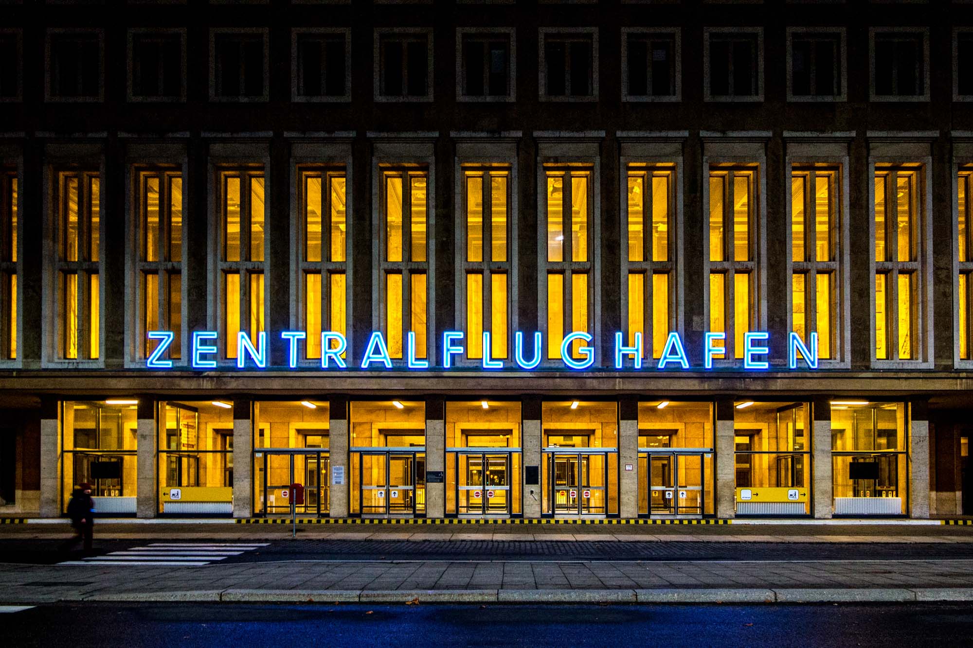 ehemaliger Zentralflughafen Tempelhof bei Nacht