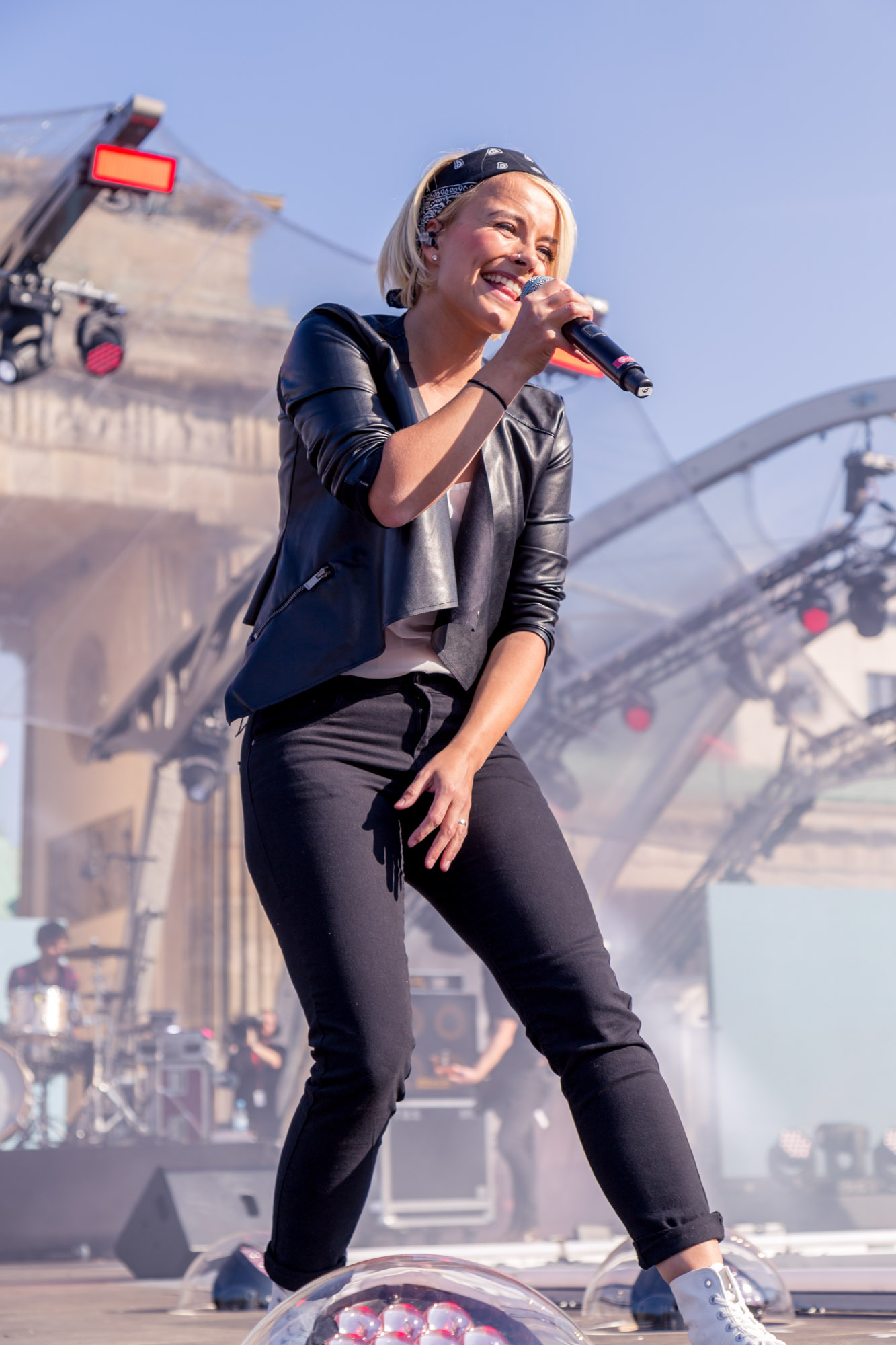 Die Frontsängerin von Jenix mit einem Lächeln am Mikrofon