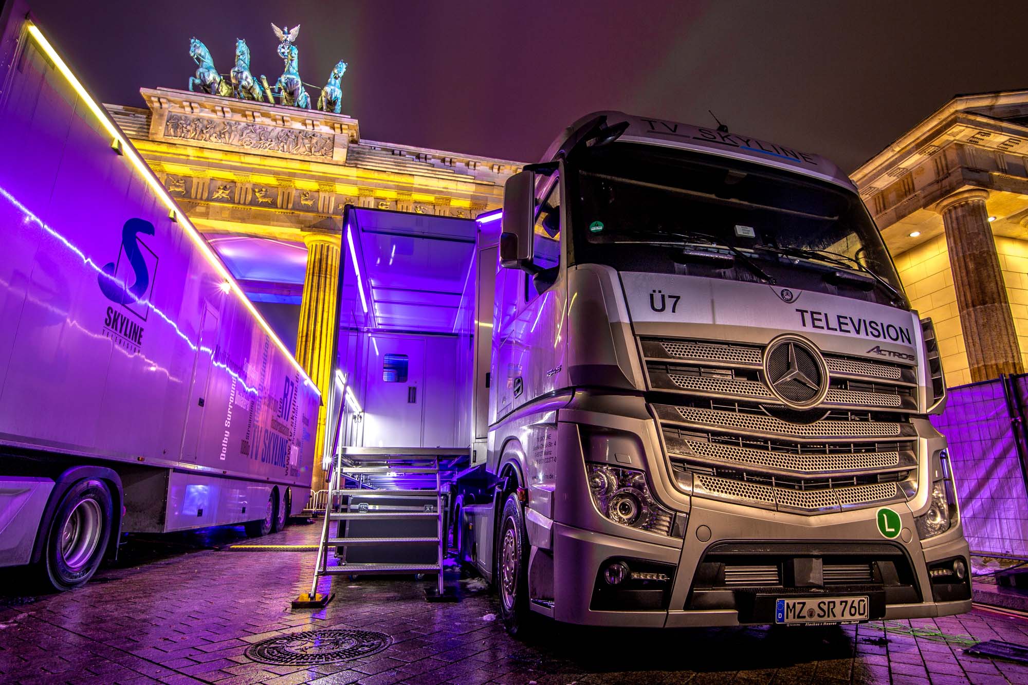 Übertragungswagen der Tv-Skyline vor dem Brandenburger Tor an Silvester