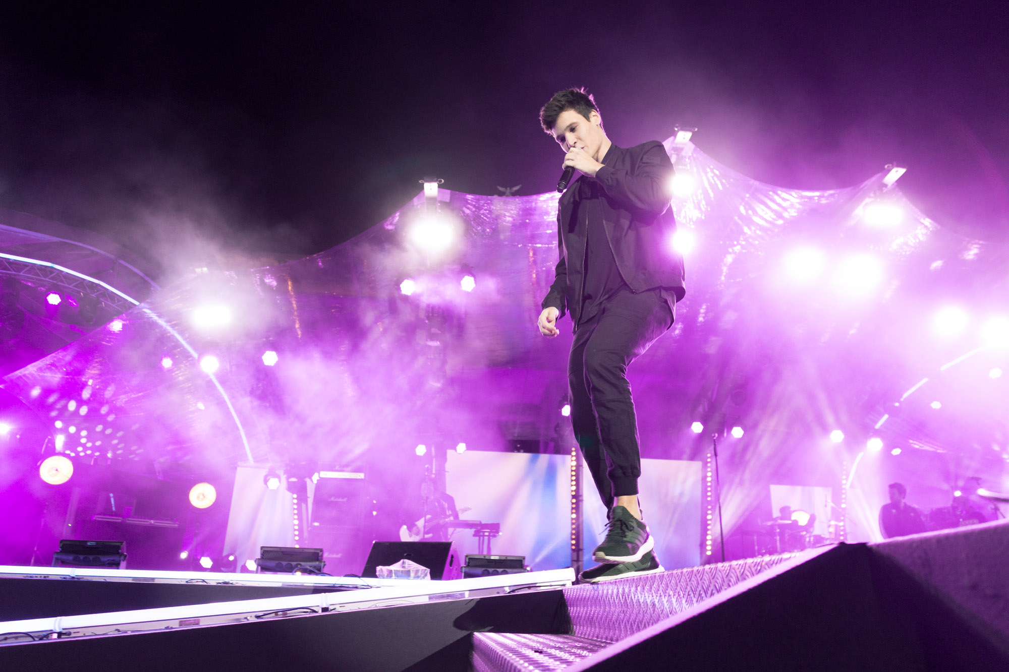 Vincent Weiss steigt die Treppe zu den Fans herunter