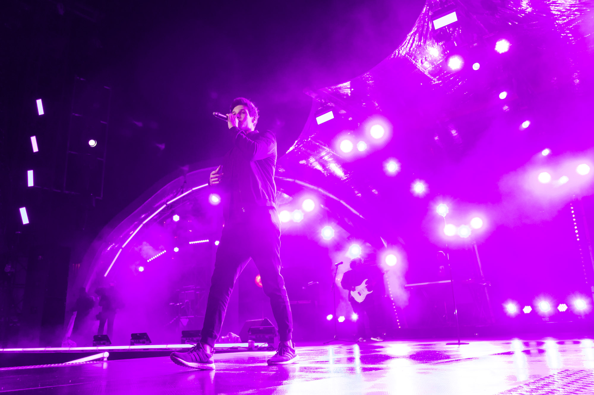 Vincent Weiß singt leidenschaftlich auf der Bühne vor dem Brandenburger Tor