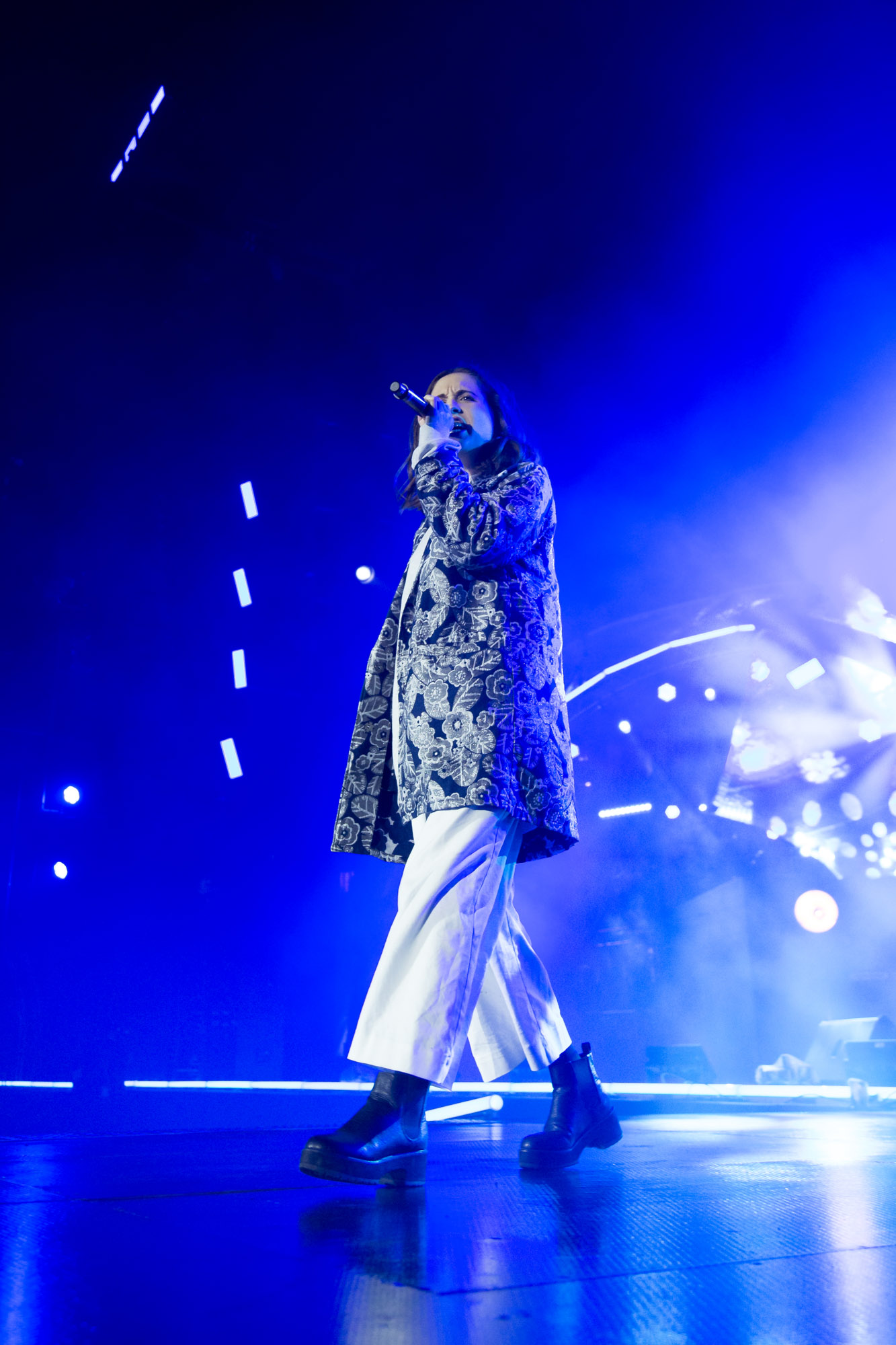 Alice Merton auf der Bühne vor dem Brandenburger Tor