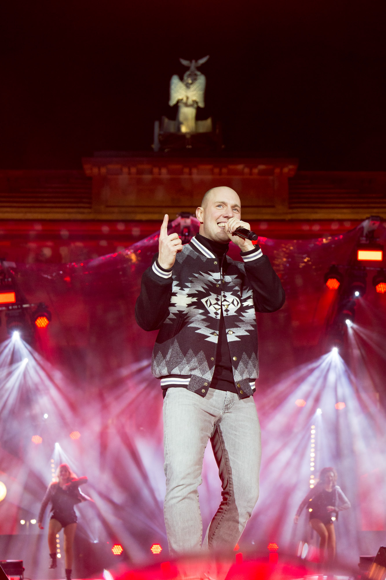 Oli P. in rotem Licht auf der Bühne vor dem Brandenburger Tor