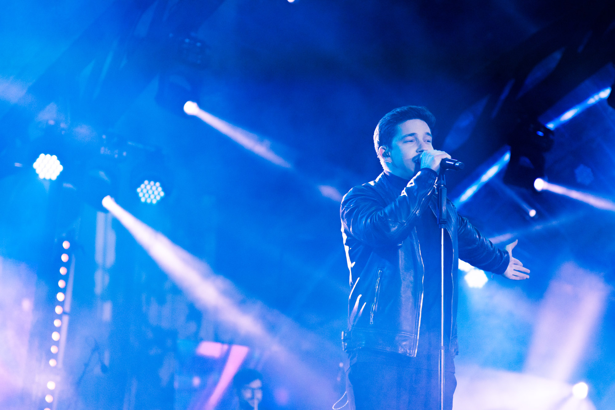 Nico Santos auf der Bühne im Scheinwerferlicht