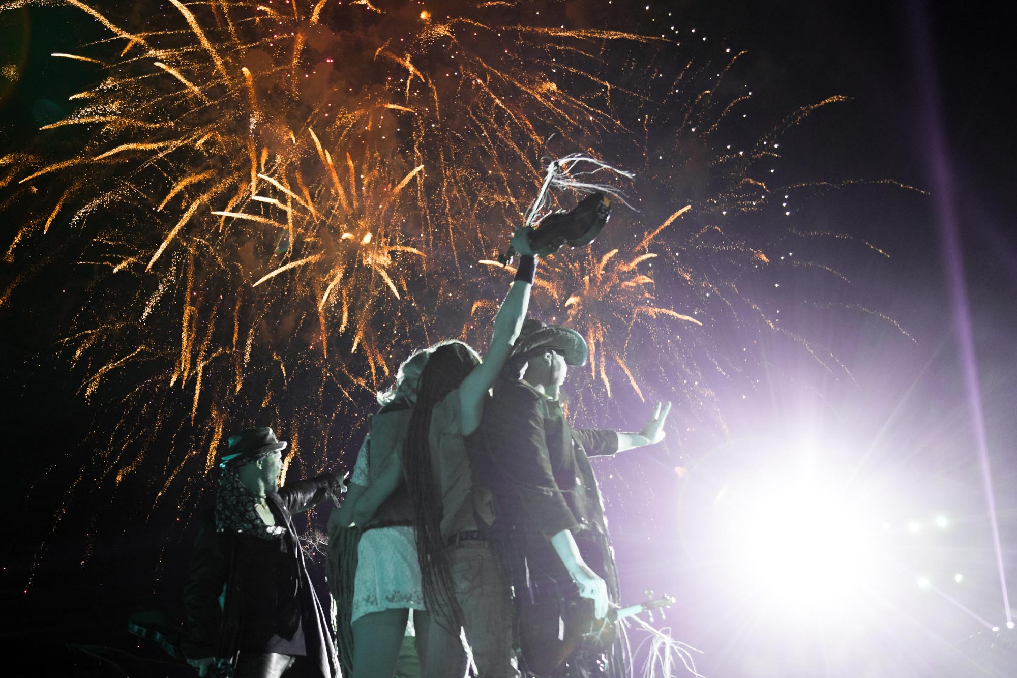 Rednex mit Feuerwerk im Hintergrund