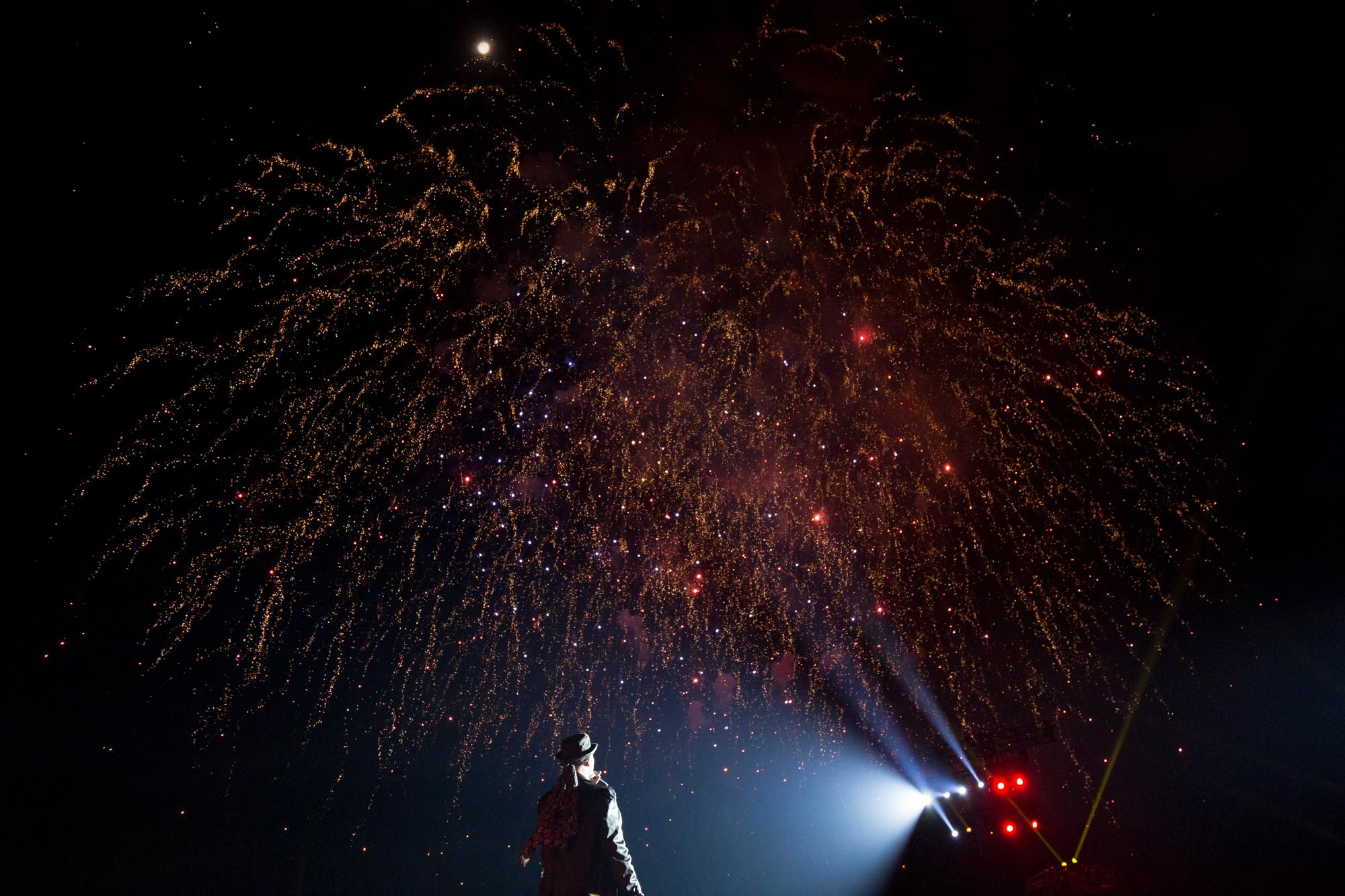 Rednex-Mitglied mit Feuerwerk im Hintergrund