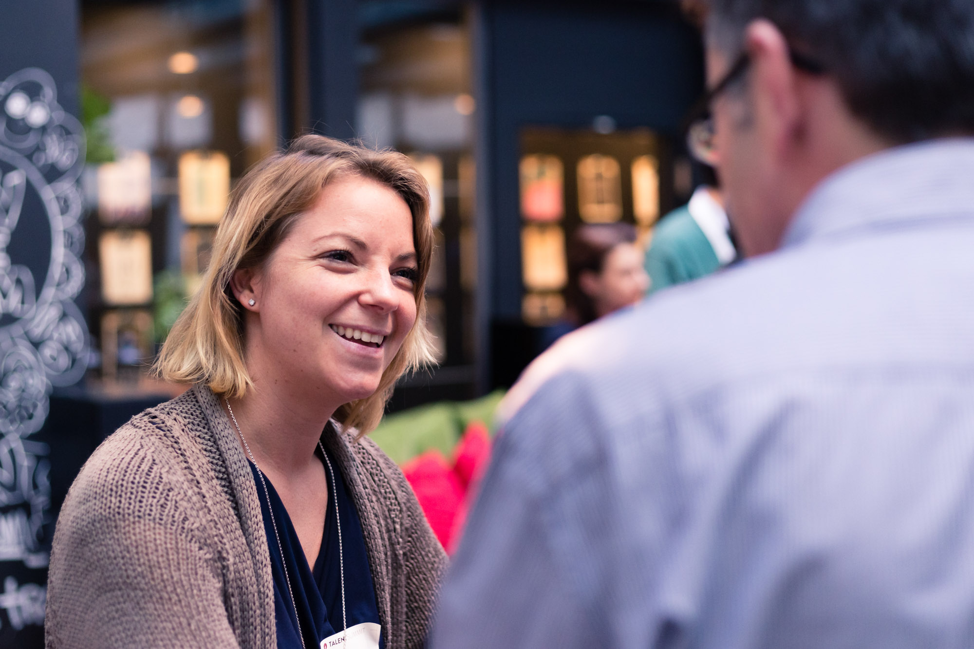 blonde Teilnehmerin im Fokus