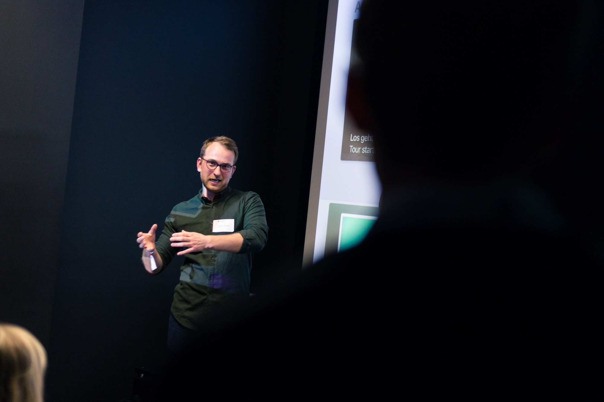 Teilnehmer stark gestikulierend während Präsentation