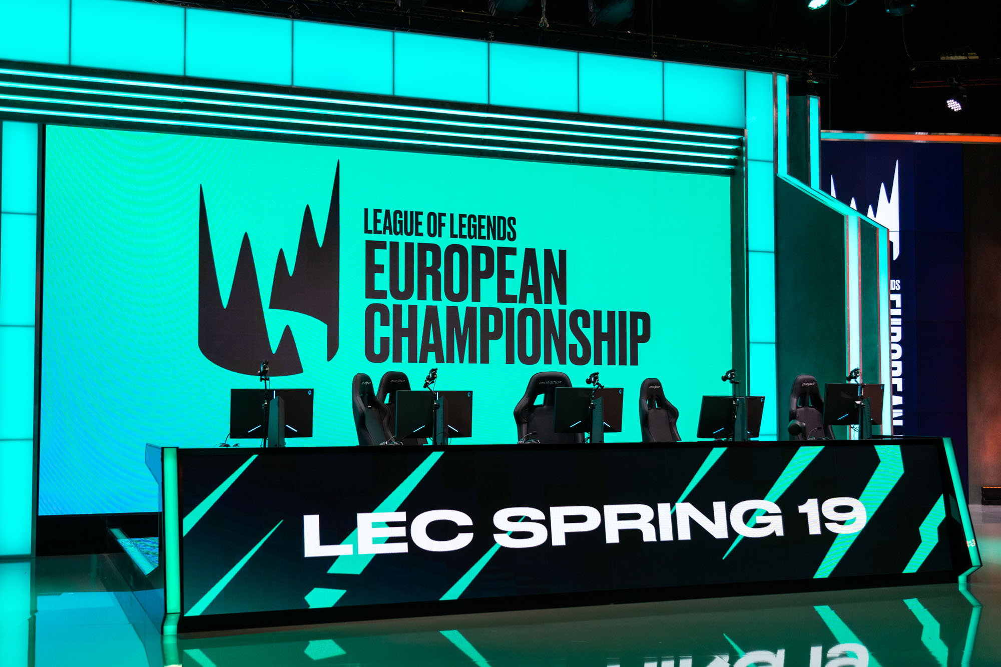 Spielertische des orangenen Teams