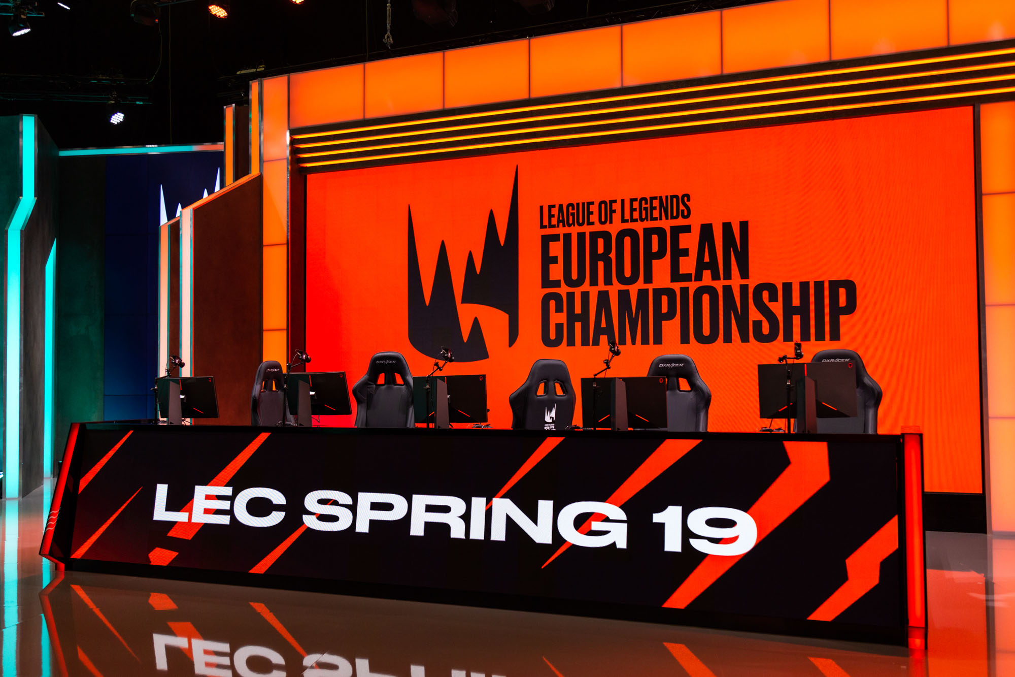 Spielertische des blauen Teams