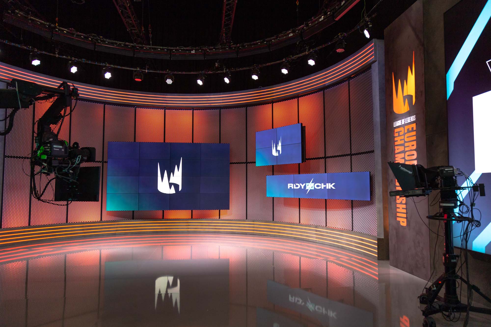 Halbtotale des orang-beleuchteten Moderatoren-Studios