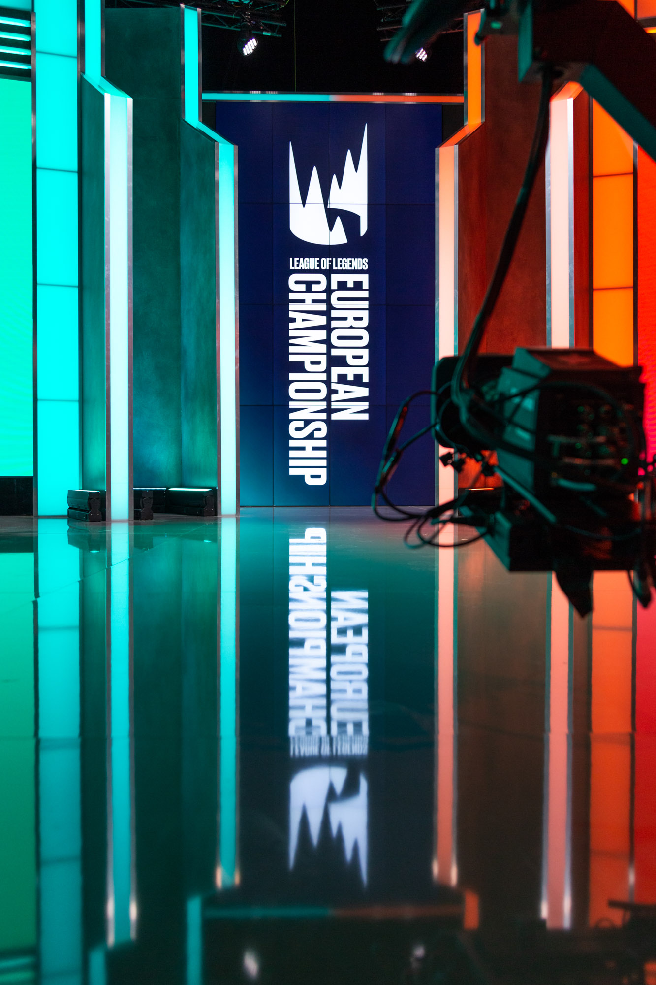 Aufnahme der Mitte der Bühne und des Logos mit Kamera im Anschnitt