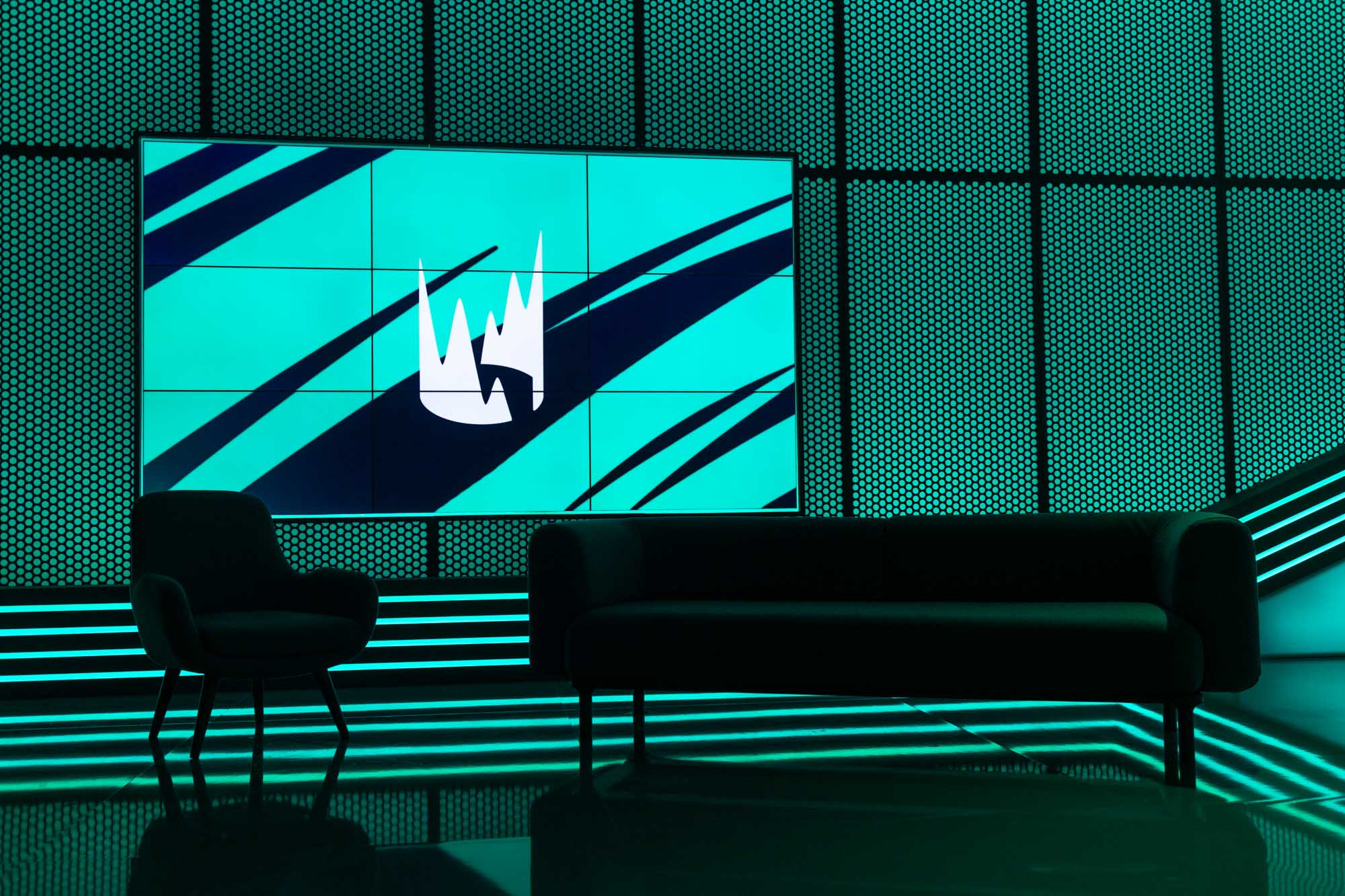 Moderatorencouch und Sessel auf der Bühne mit Display im Hintergrund