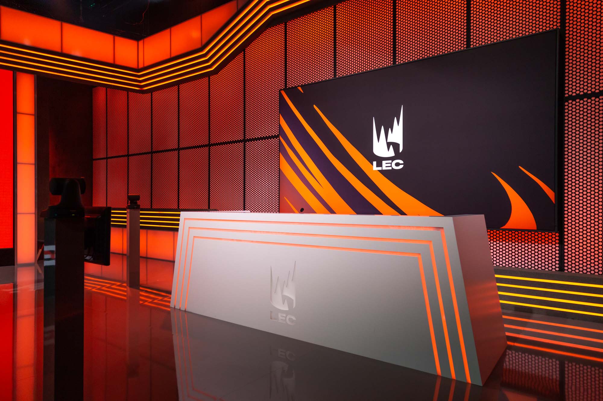 Domekameras im Anschnitt mit Fokus auf den Moderatorentisch mit Display im Hintergrund