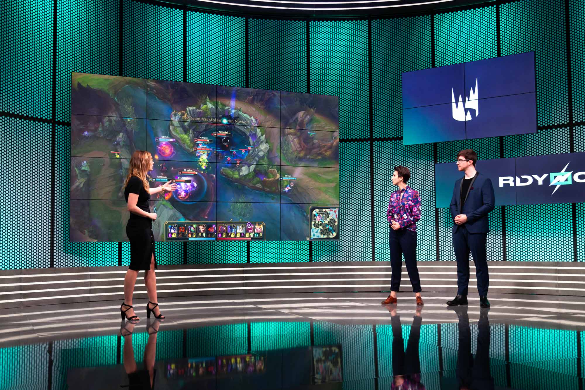 moderierende Moderatoren vor Bildschirmen