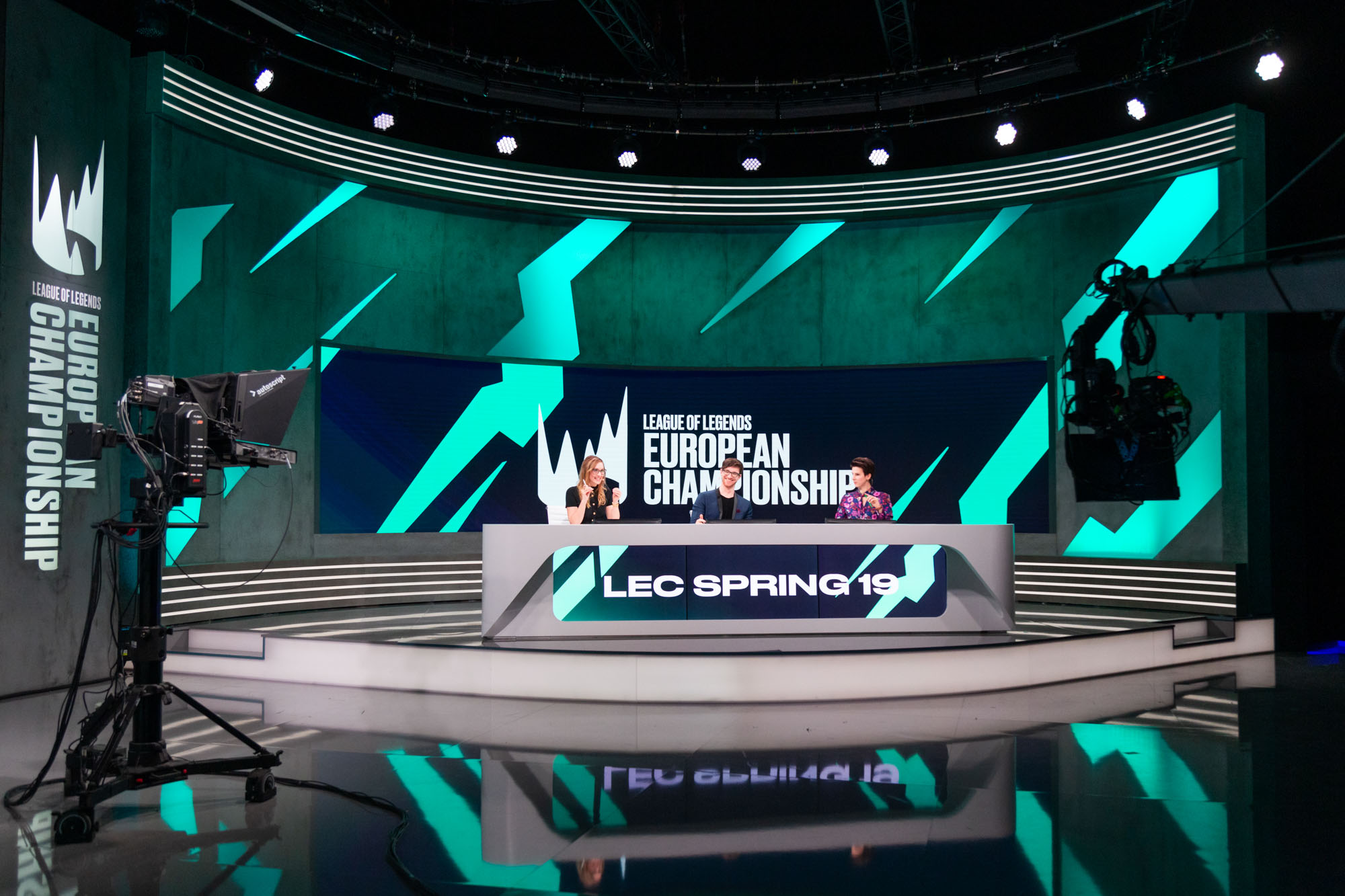 Moderatoren-Setting im Studio der MOderatoren mit Kameras im Anschnitt