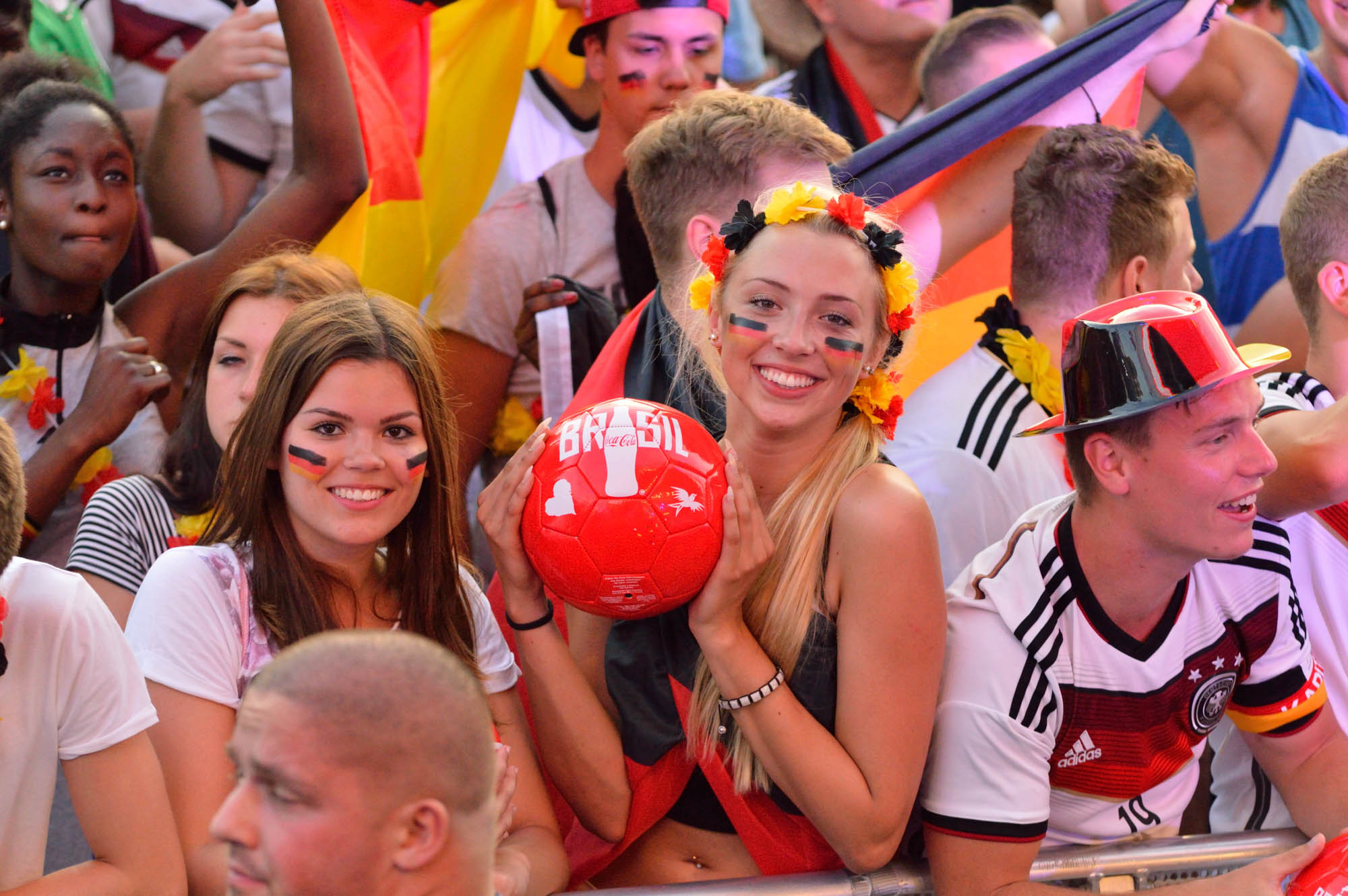 Fröhliche Mädchen mit Ball auf der Fanmeile Berlin 2014