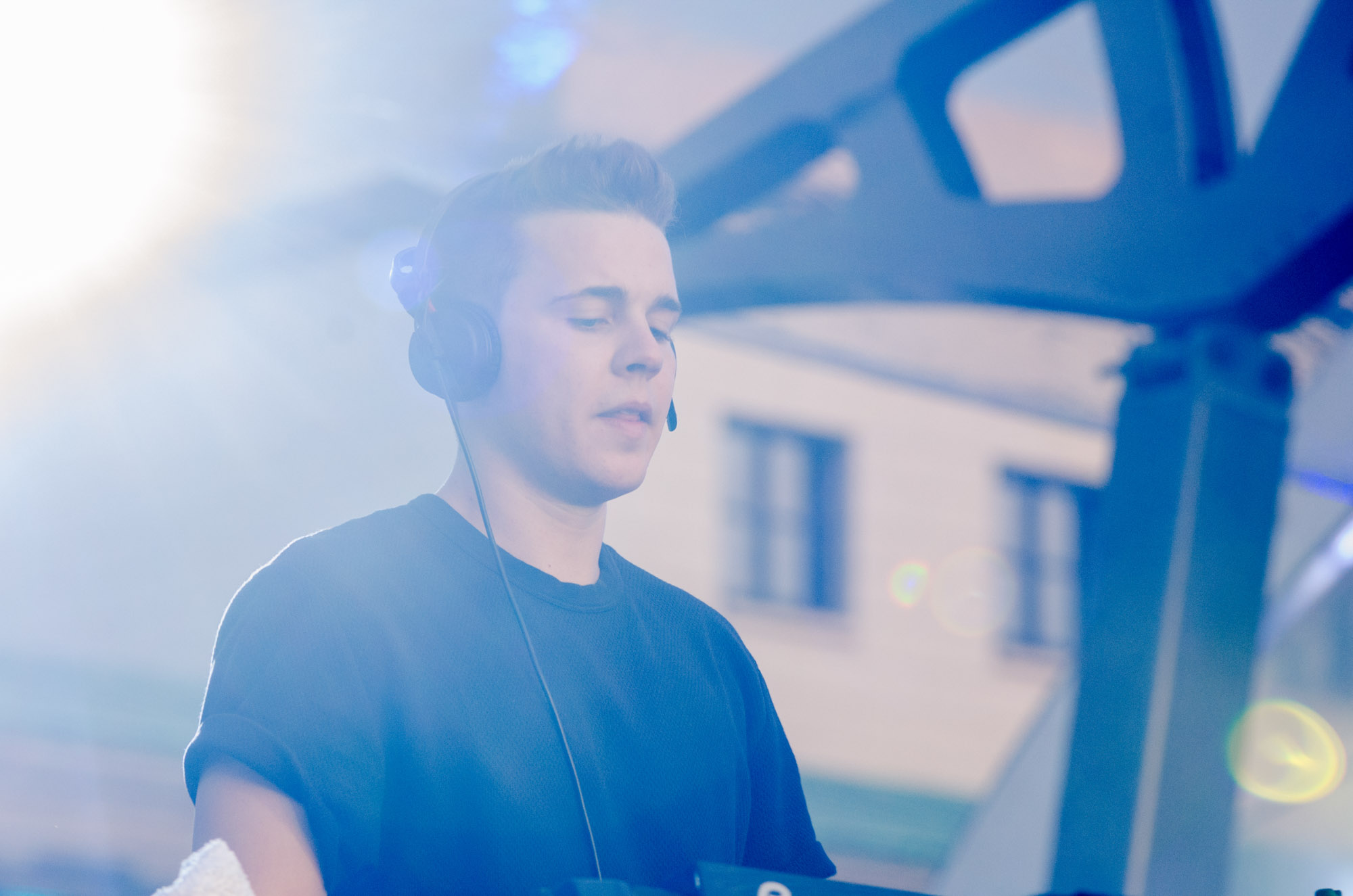 Felix Jaehn am Mischpult am Brandenburger Tor zum Fest der Eingeit 2015