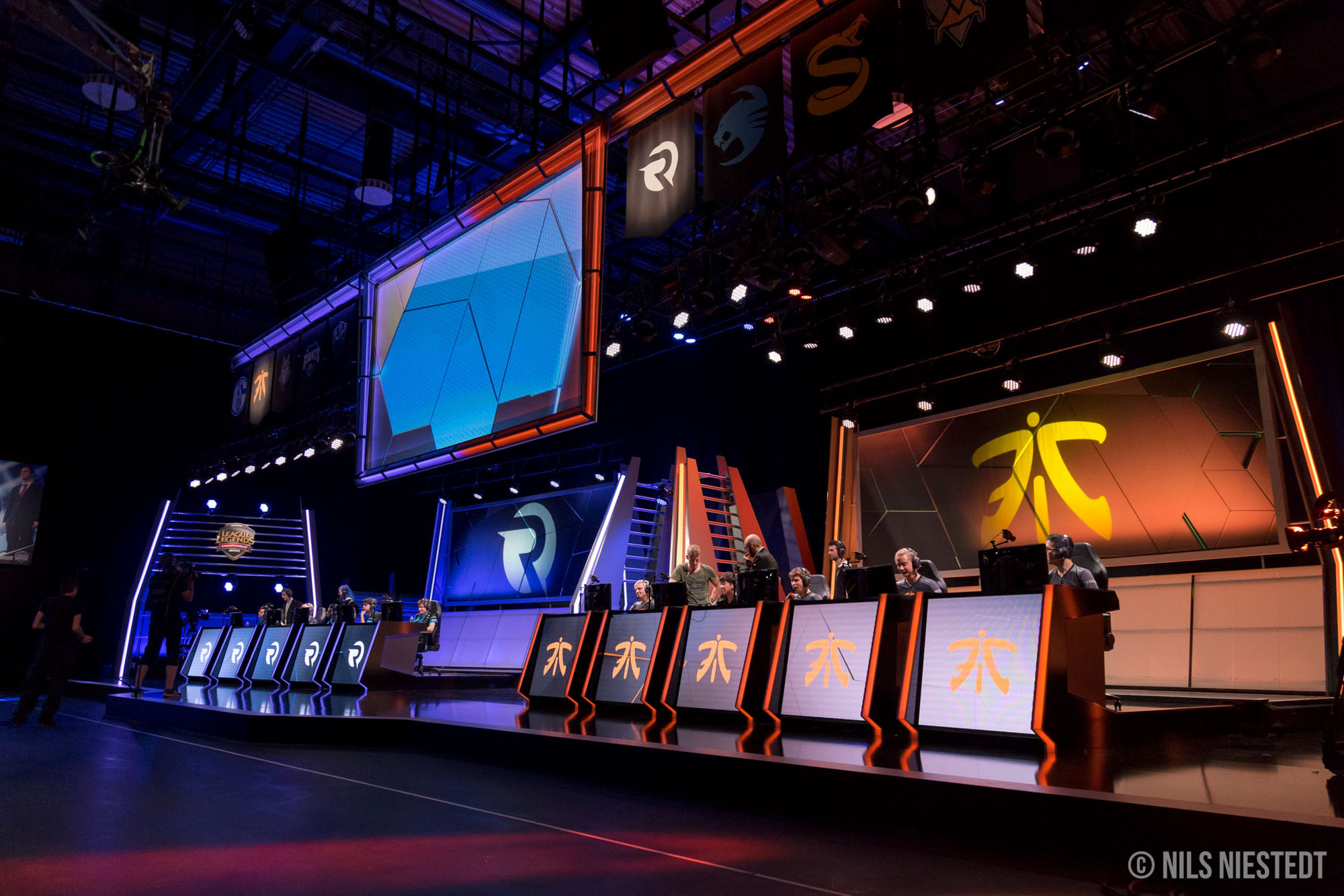 Bühne eines des Onlinespiels League of Legends in rot/blauem Licht