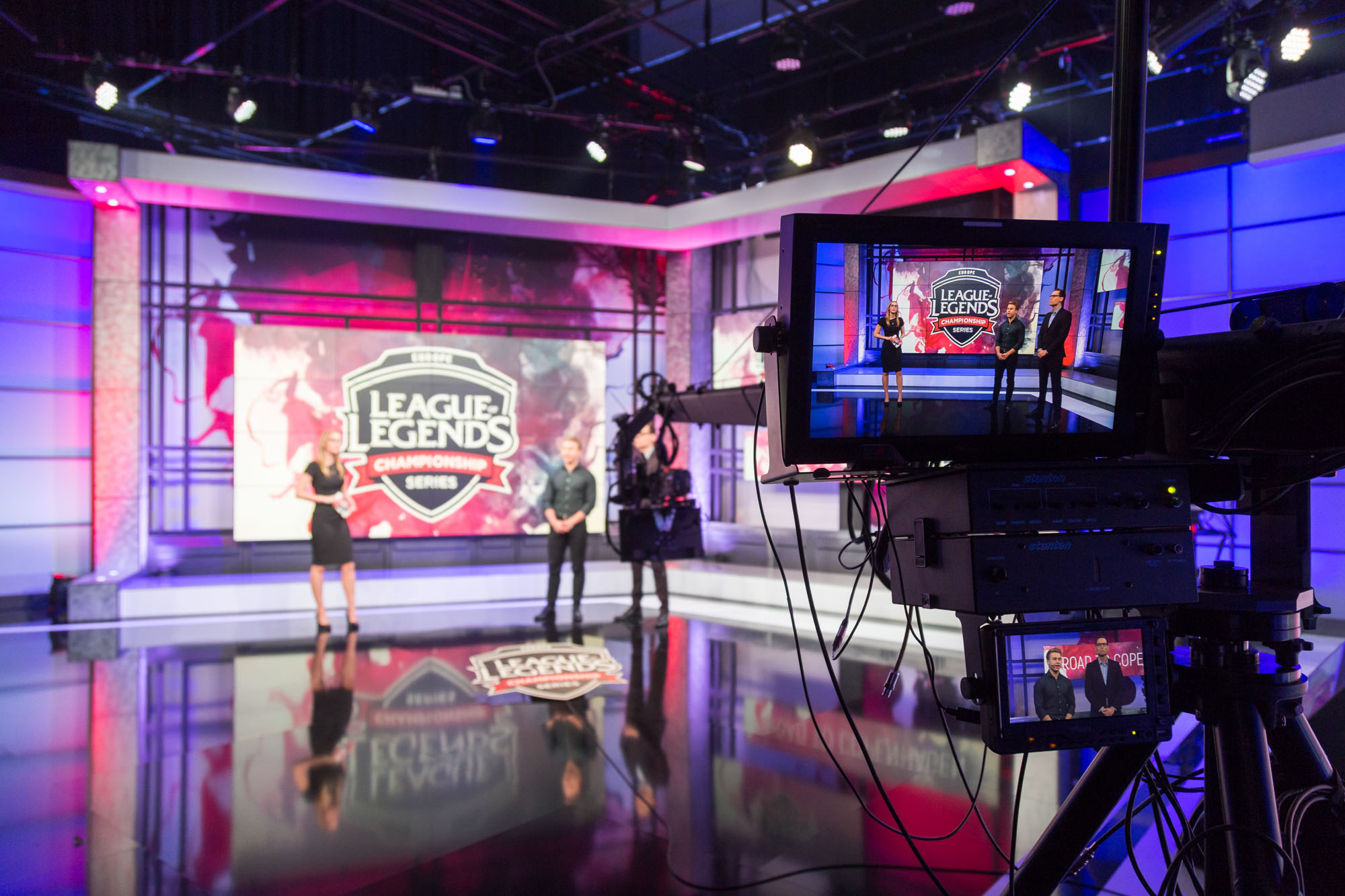 Kamerakran mit Livebild im Vordergrund und Moderatoren im Hintergrund