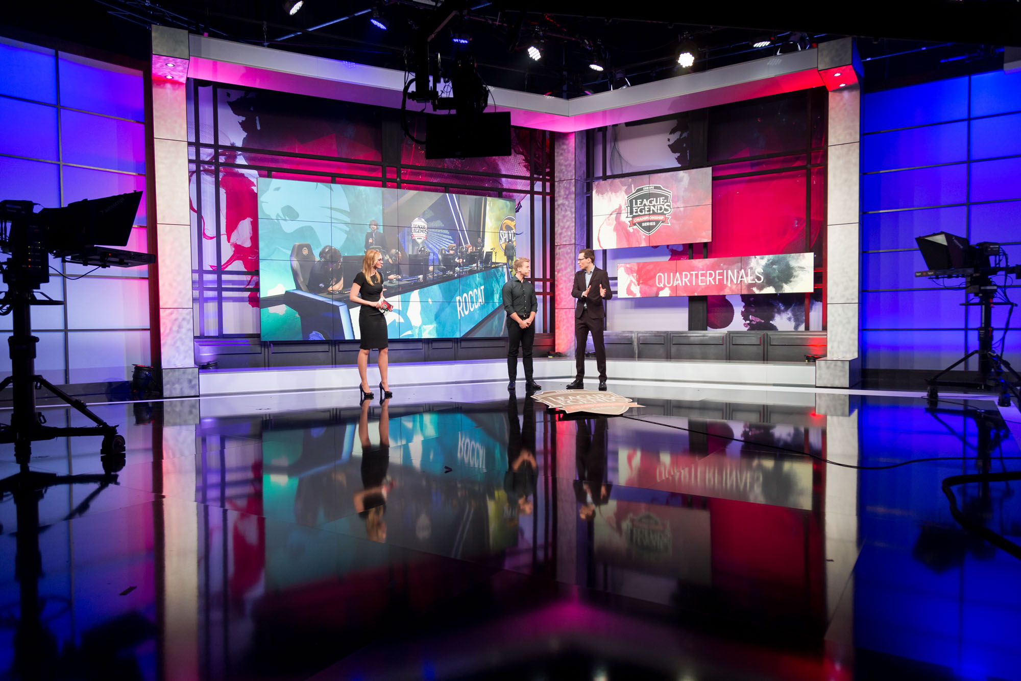 Totalaufnahme des MOderatorenstudios