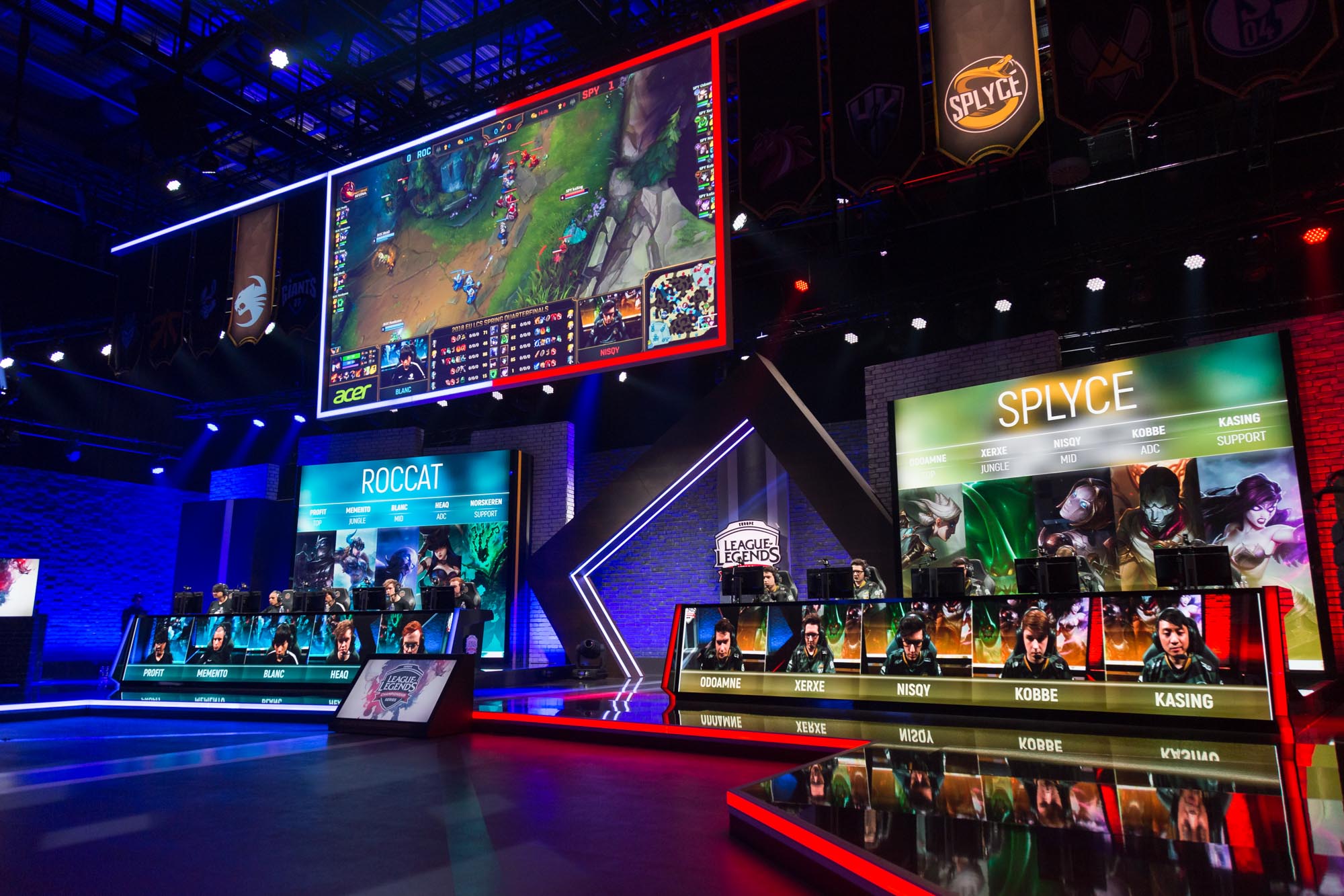 Seitliche Totalaufnahme des Studios mit den Spielern