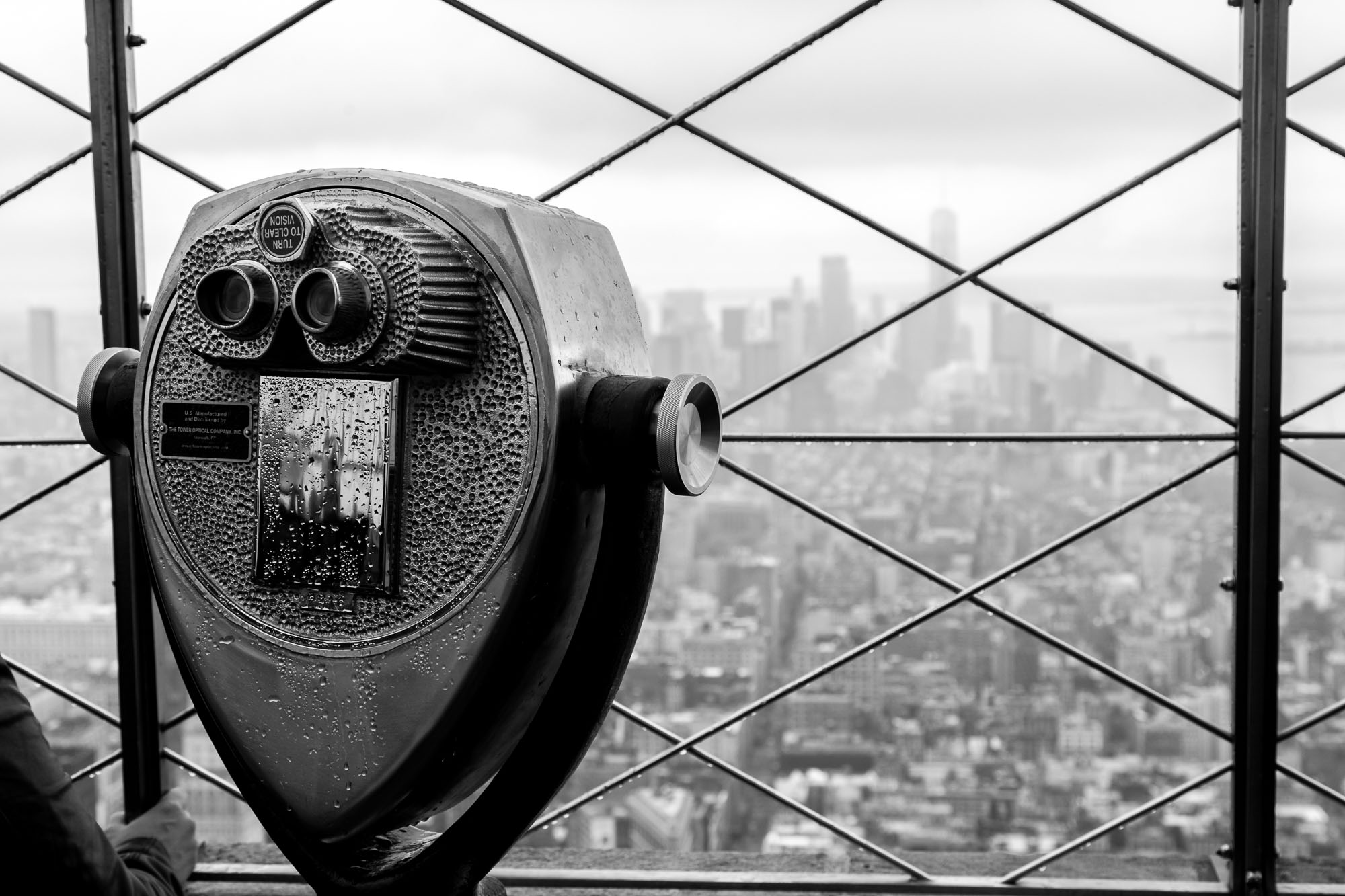 Kostenloses Fernglas auf dem Empire State Buildong mit South Manhatten im Hintergrund