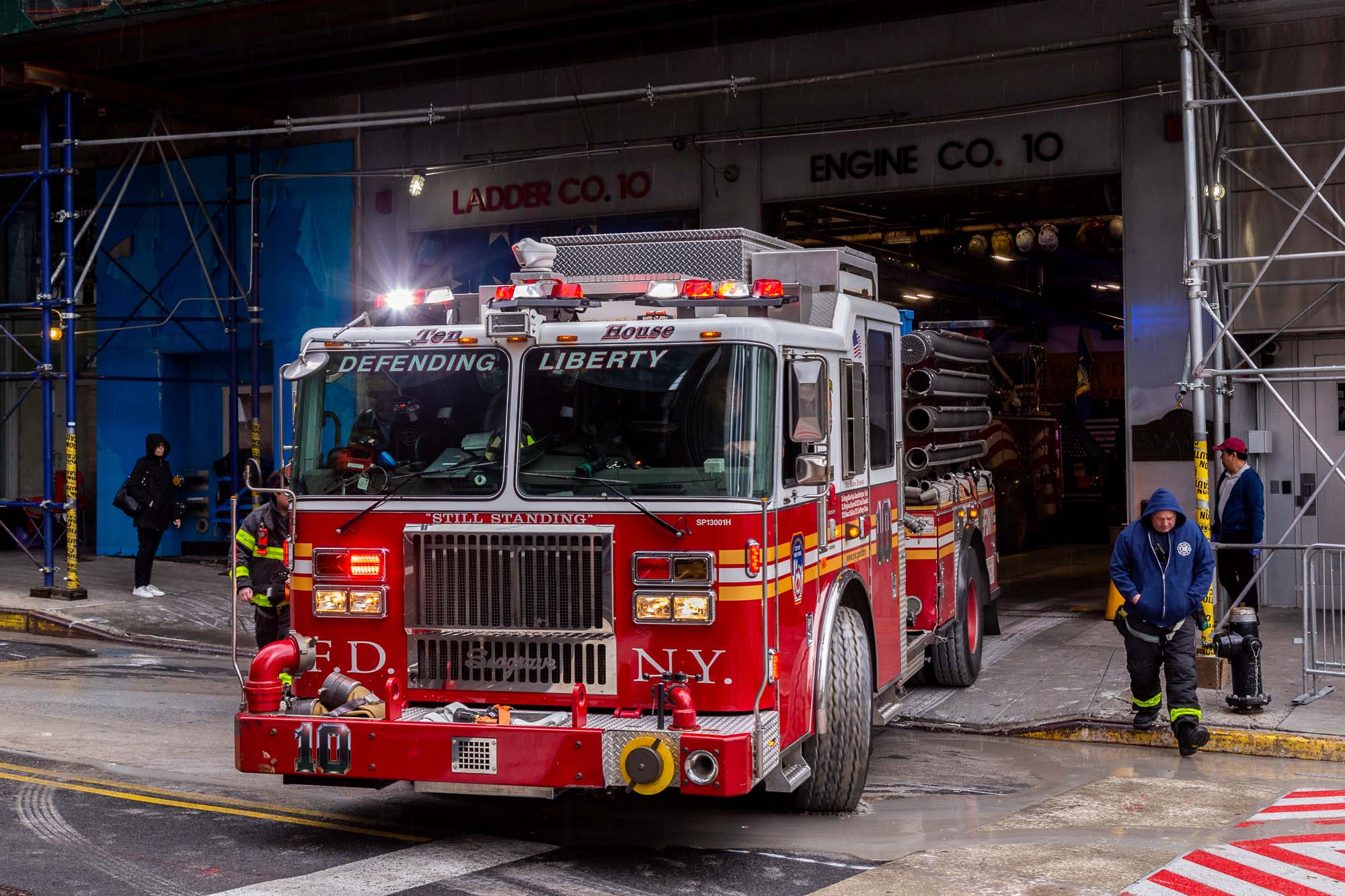 Ein Feuerwehr Trupp rueckt aus