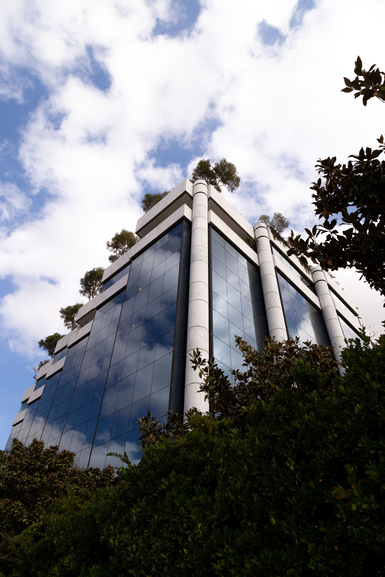 Ein Bürogbäude mit Reflexionen des Himmeln in den Fenstern in Athen